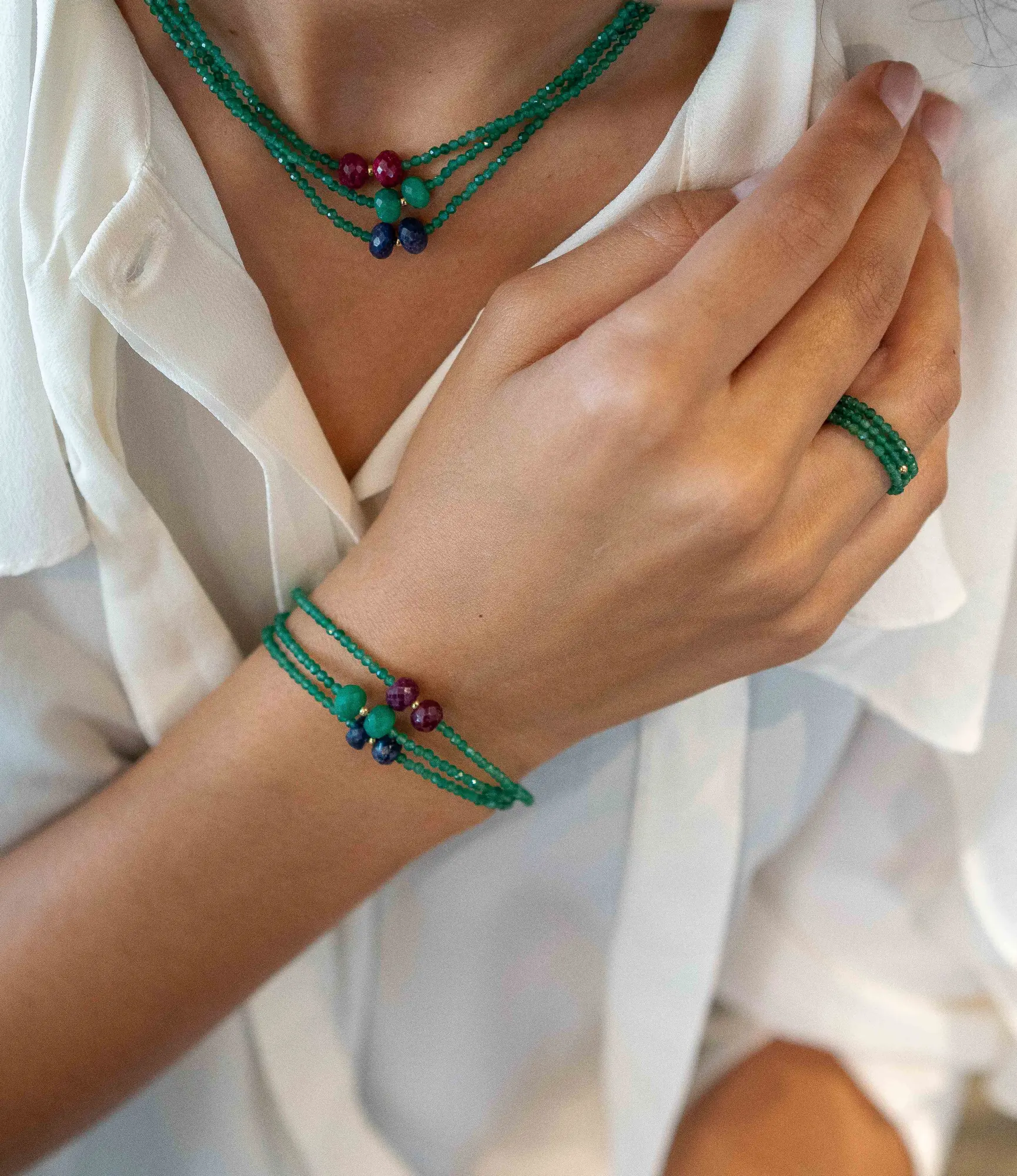 Modelo usando colares verdes, anel e pulseiras de jade verde da Lapidum